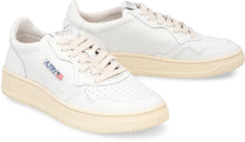 Load image into Gallery viewer, Medalist low-top sneakers
