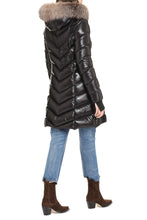 Load image into Gallery viewer, Hooded quilted down jacket
