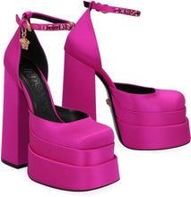 Load image into Gallery viewer, Medusa Aevitas satin pumps
