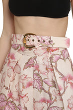 Load image into Gallery viewer, Matchmaker Tuck linen shorts
