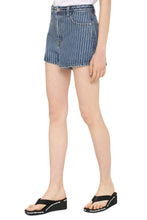Load image into Gallery viewer, Bite denim shorts
