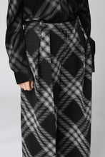 Load image into Gallery viewer, Wool trousers
