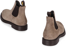 Load image into Gallery viewer, Chelsea boots in suede
