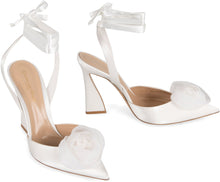Load image into Gallery viewer, Satin slingback pumps
