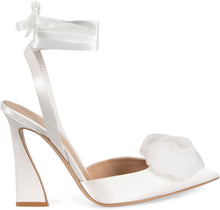 Load image into Gallery viewer, Satin slingback pumps
