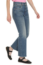Load image into Gallery viewer, Embroidered patch cropped jeans
