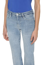 Load image into Gallery viewer, Le Crop Mini Boot  jeans
