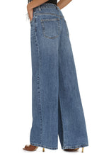 Load image into Gallery viewer, Wide-leg jeans
