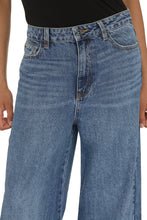 Load image into Gallery viewer, Wide-leg jeans
