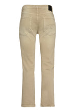 Load image into Gallery viewer, Boyfriend-fit straight-leg jeans
