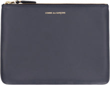 Load image into Gallery viewer, Logo detail flat leather pouch
