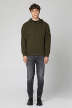 Load image into Gallery viewer, Brighton carrot-fit jeans
