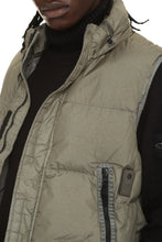 Load image into Gallery viewer, Full zip field vest

