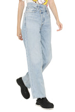 Load image into Gallery viewer, Criss Cross Upsized jeans
