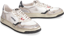 Load image into Gallery viewer, Medalist low-top sneakers
